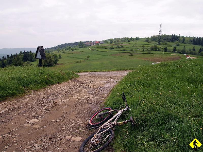 8.JPG - Omijamy Koskową fajnym szutrem. Zaraz zacznie się odcinek, na którym usłyszałem najwięcej negatywnych słów o sobie od innej osoby w ciągu minuty w życiu. Będzie bardzo kamienisto i bardzo mokro.