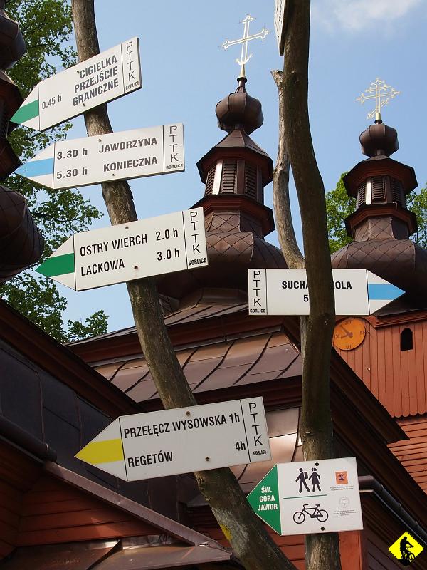 1.jpg - "Zapragnął żółw kąpieli, jak to żółwia ciągnie woda…” Tak mnie ciągnie w Beskid Niski. Być może mieszanka dzikości terenów i delikatności wzniesień to powoduje. Zebrała się 5cio osobowa ekipa, w tym jeden świeżak :) Ruszamy z Wysowej Zdrój (uwielbiam post PRLowskie miejscowości zdrojowe) w kierunku Przełęczy Wysowskiej.