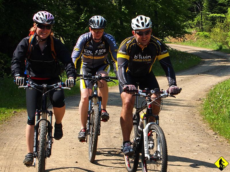 2.jpg - Owy świeżak to Mateusz. Podobno pierwszy raz na rowerze w tym roku. Poza nim udało mi się wyciągnąć Agę, Piotrka i Małego (nie widać go :) W Blechnarce odbijamy na Obycz, by dostać się na Przełęcz Regietowską. Zapowiada się dobry dzień, ubity szuter, sucho.