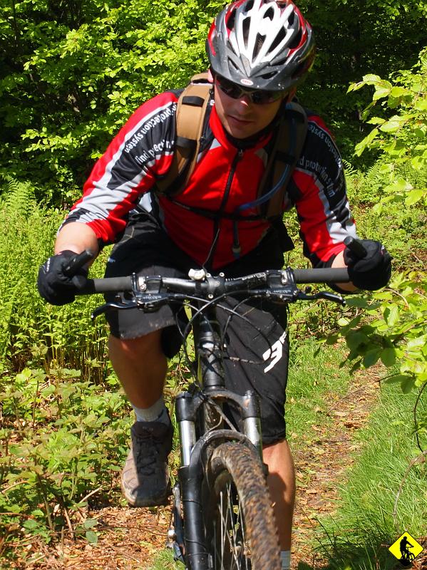 3.jpg - Podjazd pod Obycz przypomina nam, że po intensywnych opadach nie można tak szybko zapomnieć i jeszcze przez pewien czas w lasach będzie bardzo miękko. Bartek walczy ze swoimi oponami (Huthinson Python), które absolutnie nie nadają się na coś więcej niż ambitne niedzielne wycieczki po Swoszowicach :)