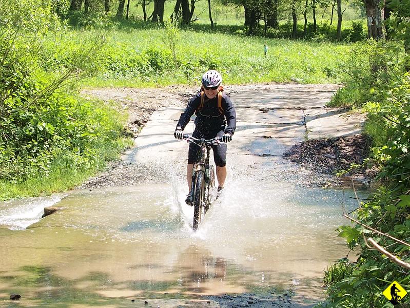 5.jpg - „Jak to żółwia ciągnie woda…” Nie dałem się ponieść fali chęci posiadania takiego zdjęcia. Nie było mi aż tak ciepło :) Musimy się teraz dostać na Magurę Małastowską, czyli czeka nas kawałek asfaltowania, a potem wbijanie się pod schronisko.