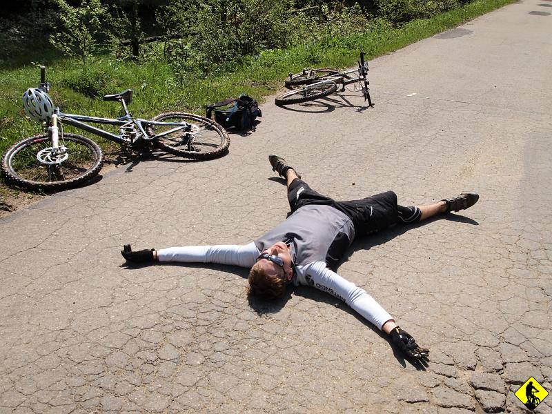 92.jpg - Wypuszczeni z objęć lasu, lądujemy na drodze prowadzacej na szczyt Magury.