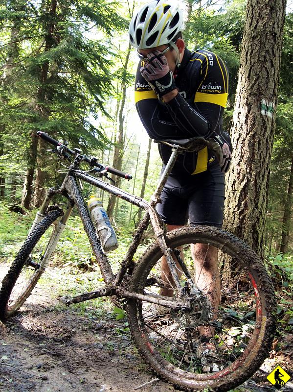 95.jpg - Ja, Piotrek i Mateusz wbijamy się na Małastowską i ciśniemy zielonym 6km, by przed Sołtysią Górą odbić w lewo do drogi na Leszczyny. Na paśmie trzeba uważać, bo plama błota może okazać się pułapką topiącą rower po osie! Widać to na zdjęciu. Tylne koło uwalone kompletnie. Trochę to odbierało przyjemność, bo trzeba było jechać wolniej :/