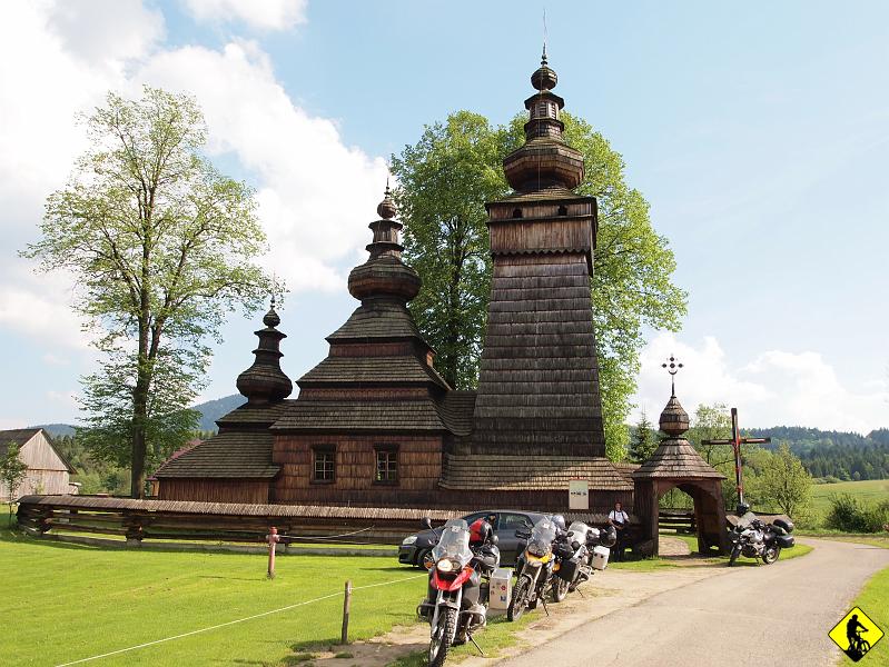 97.jpg - Powrót do samochodów już asfaltem. Mijamy kilka zabytkowych kościołów. Ten jest z połowy 17 wieku ! Czad. Praktycznie w każdej wsi jest taki! Tutaj też spotykamy Agę i Bartka. Zostawiamy również Mateusza i jedziemy z Piotrkeim po auta. Szkoda, że przyjechaliśmy dwoma, bo wtedy ja też bym został :P