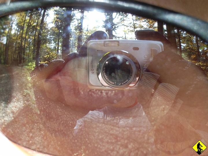 IMGP3878.JPG - Prawda jest taka, że skręt w lewo był błędem i należało pojechać w prawo niebieskim szlakiem na Krowią Górę (456m n.p.m.).  Jak ktoś się może domyśla, to: oczywiście, że było w dół :) i to po płytach :) hah. No to ogień!