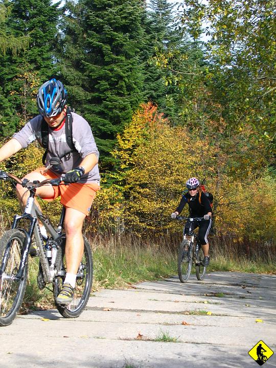 IMG_3151.jpg - Skręcamy w lewo pod górę na betonowe płyty. Zawsze gdy je widzę przypominają mi się palące zjazdy do Piwnicznej z Pienin! Kurde trzeba tam pojechać!