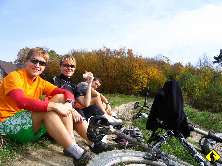 IMG_3160.jpg - Przerwa pod Krowią Górą.  Wyspowy niszczy nogi swoimi podjazdami. Którko pisząc: Ostre.