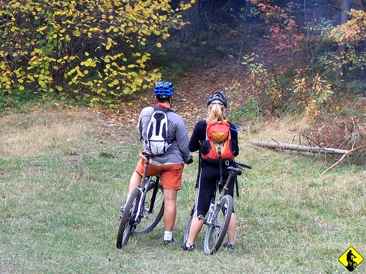 IMG_3184a.jpg - Ufff. No cóż małe nieporozumienie. Nie obyło się bez tarć na tle rasowym :) Gdy atmosfera ostygła utworzyły się grupki etniczne :) Na zdjęciu jedna z nich. Miejsce: Na czerwonym przed Śliwnikiem.