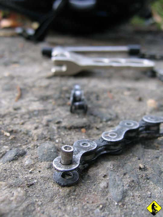 IMG_3198.jpg - Przez Śliwnik docieramy do miejsca ze zdjecia nr 5 i niestety lub też właśnie dobrze atakujemy zjazd poraz drugi :) Gdy tylko Jerzy uruchamia układ czynny ruchu z maksymalnym momentem obrotowym urywa mu się łańcuch rozrządu. Właściwie to i dobrze, bo po chwili po drodze wjeżdża auto! Nie wiadomo co by było, gdyby nie przymusowy serwis. Czasem to człowiek ma wiecej szczęścia niż... no właśnie czego? Przez Osieczany cisnąc większość w dół docieramy do Myślenic i statku matki. Koniec zabawy na dziś i chyba tego roku :(  PoZdRo.