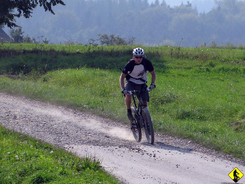 10.jpg - Zjazd z Brzanki przynajmniej pozwolił mi naładować akumulatory adrenaliną. Dało mi to dodatkowe +3 pkt do wytrzymałości przez następne 20km. Właściwie to jest ostatnie zdjęcie z moimi okularami… Powrót głównie asfaltem i raz skrótem przez krzaki :) Pozdrawiam !