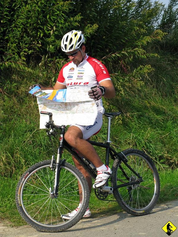 4.jpg - Piotrek kmini: -Jak to się jechało… jakoś tak… nie pamiętaj już… :] Czyli mniej więcej po trasie.