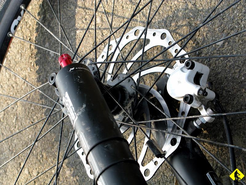 5.jpg - Biorąc przykład z Wojtka, montuję super adapter na tarcze 203mm. Tak naprawdę teraz dopiero czuję, że mam hamulec z przodu…