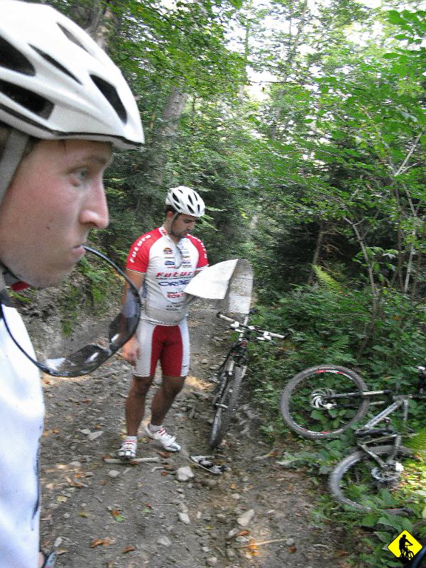 7a.jpg - Gdy dotarliśmy do Pasma Brzanki to nijak się to miało do tego co było na mapie… ani kolor ani miejsce się nie zgadzało… mapa pewnie nieaktualna… a może teren nieaktualny… a może my nieaktualnie się tam pojawiliśmy… w każdym razie to ostanie zdjęcie z Zeppelinami.. potem już tylko mogłem się zastanawiać nad tym, gdzie je zgubiłem…