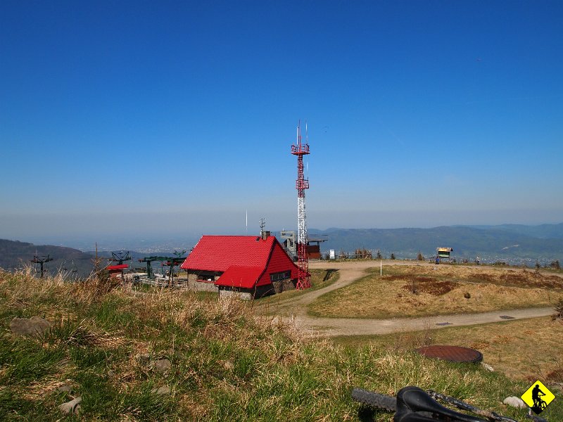 13.JPG - Na Szczycie decydujemy się na szalony zjazd do Szczyrku drogą szutrową. Ogólnie rzecz biorąc dużo tu luźnych dużych kamieni, które potrafią wyskoczyć spod koła na wysokość nieosłoniętej kości piszczelowej :)