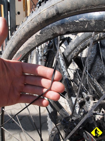 14.jpg - Pech chciał, że prawdopodobnie jeden taki mały skur… złamał szprychę w Piotrka red metalach. Jako, że to dość nietypowa szprycha, to Piotrek naprawił koło dopiero 25.07.2011 :) z drugiej strony do niespecjalnie mu się spieszyło. Wyjazd kończy się dość niefajnie, bo jadąc główną drogą w Szczyrku, jakiś ..uj otwierzył mi drzwi od samochodu nie patrząc w lusterko i zahacza mnie o prawą dłoń zaciśniętą na kierownicy. Efekt może być tylko jeden  brutalne sprowadzenie na ziemię  ogromny szlif na lewej kończynie górnej i siniak na lewej połowie dupy. LUDZIE KTO WAM DAJE PRAWO JAZDY!!! LUDZIE WŁĄCZCIE MYŚLENIE!!! Na szczęście nic poważniejszego się nie stało zarówno mojej skromnej osobie jak i mojemu rowerkowi. Uffffff… i jedź tu sobie chłopie na rower….