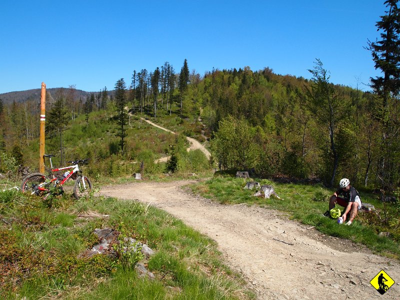 7.JPG - Zapowiada się ciekawie. Przerwa. Jedzenie. Piotrek raczy się pierniczkami :) Ja kończę musli, które nie zdołałem pomieścić na śniadanie w pociągu ( Trasę z Krakowa do Oświęcimia pokonuje się w ok 2h!!!!!!!)