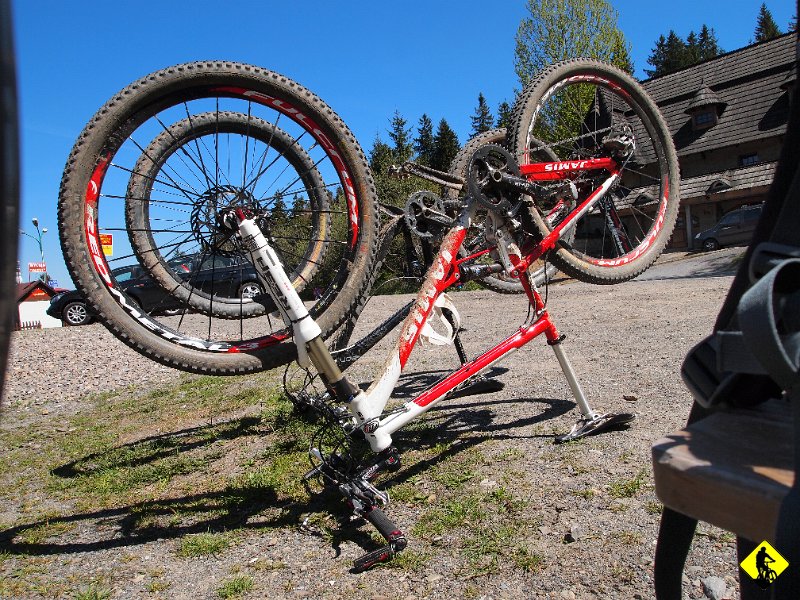 8.JPG - Po dłuższej (dłuższej połowie połowy :)  chwili docieramy na przełęcz Salmopolską. Tu wrzucamy ruskie ( dzięki Piotrek! ). i obmyślamy, że na Skrzyczne dostaniemy się częściowo stokówką prowadzącą na Baranią G.