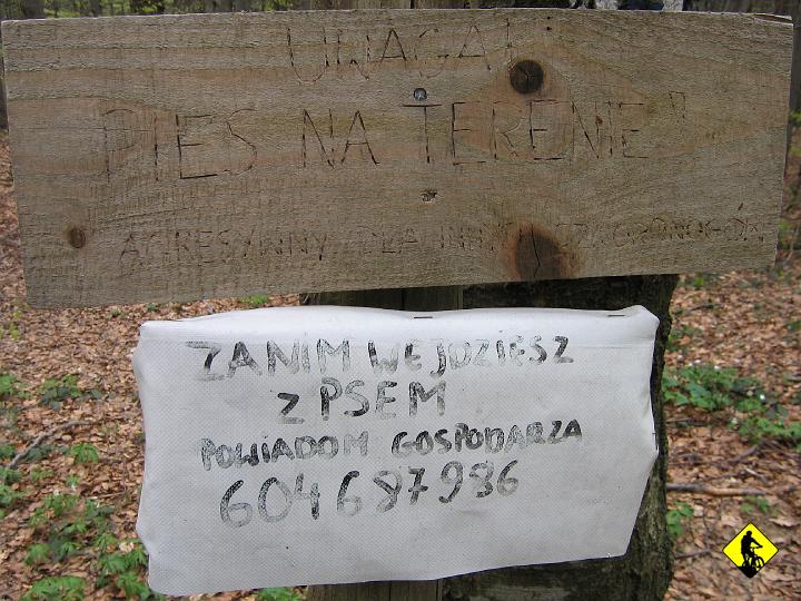 IMG_3305.JPG - Tym co niedowidzą pomogę, górna tabliczka głosi „UWAGA! PIES NA TERENIE!! Agresywny dla innych czworonogów”. Jak to miło, że można zadzwonić wcześniej.