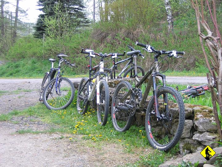 IMG_3318.JPG - Tu właściwie widać tylko ich rowery. Po prawej leży taki Reign jak mój tylko, że z 2008/09 roku, który posiada subtelną przewagę nad moim (2006) w postaci 0,7kg ! Sympatyczni koledzy pochodzą z Rzeszowa i powoli kończą eksplorować już całe Bieszczady (brawo!)