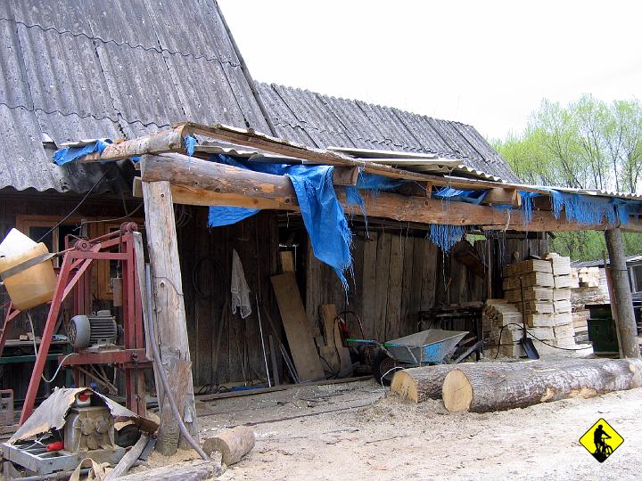 IMG_3355.jpg - Domowy tartak (dzień kończy się na festynie z okazji oficjalnego otwarcia tarasu widokowego w Lutowiskach na Wysokie Bieszczady. Zjadamy pierogi, kiełbaskę. Jest pięknie. Nie chcę wracać do domu)