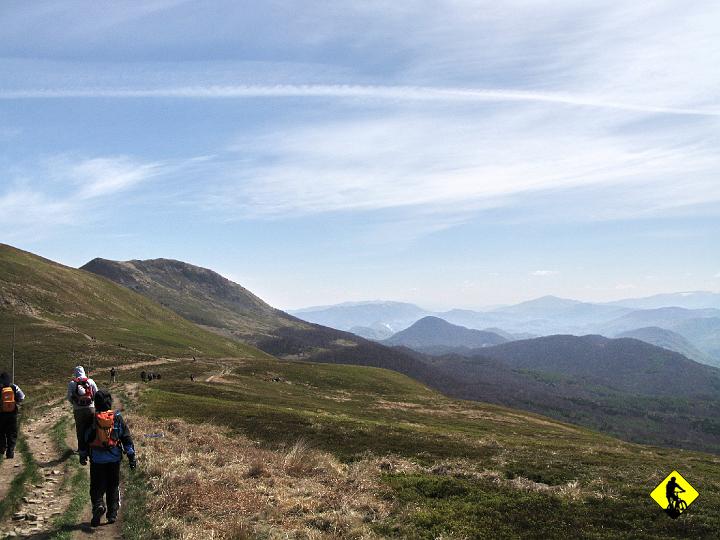 IMG_4909.jpg - Tu widać jak ludziska chowają głowy w kapturach przez przyszywającym wietrznym chłodem. Chciałbym tu być na rowerze, ścieżki wręcz stworzone do jazdy..