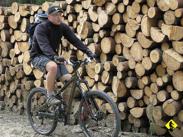 IMG_5037.jpg - DZIEŃ 2. Z Lutowisk (gdzie nocowaliśmy) starałem się wybrać max terenu, gdyż nie jest to takie proste poza BPN. Pogoda nie rozpieszcza, na luzaka wziąłem otwarte rękawiczki (przecież w Kraku lekko ponad 20st było).