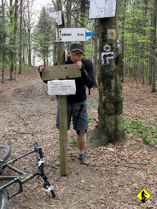 IMG_5043.jpg - Przed dojazdem do Chaty Socjologa trafiamy na ciekawą notkę (tu znak też był złamany, mimo, że to zalesiony teren…)
