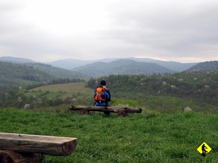 IMG_5054.jpg - Zjazd z Otrytu kończy się szutrową stokówką. Można wykręcić przyzwoitą średnią, oczywiście jeśli nie hamujesz na przecinających strumykach jak spotkani rowerzyści z nast. zdjęcia.
