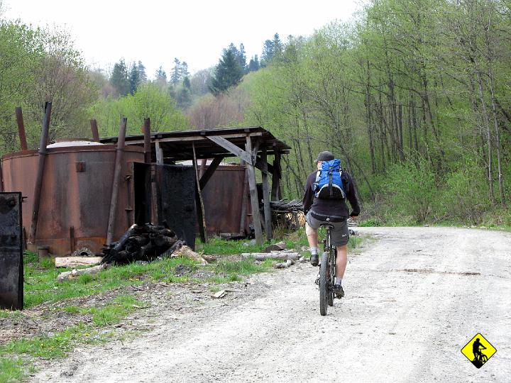 IMG_5060.jpg - Niestety wypalarnie węgla drzewnego nieaktywne i szansa na zrobienie legendarnej już foty na tle unoszącego sie dymu znika.