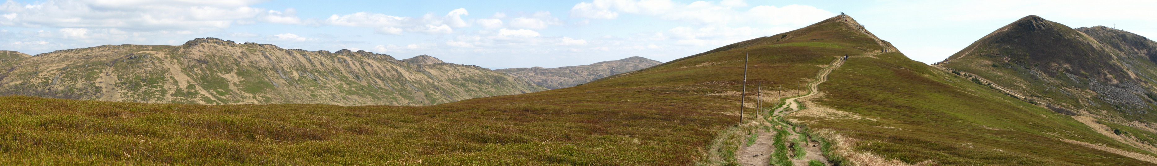 pano2.jpg - Mega wypaisony widok na pasmo Bukowego Berda, Tarniczkę i Tarnicę. Czy wspominałem, że zajeb.. wiało?