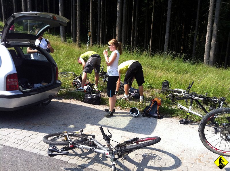 1.jpg - Śmiało mogę napisać, że kolejny taki wyjazd nie zdarzy się za szybko. Siedem osób się wybrało do Ujsoł, żeby przytyrać swoje marne ciała, a wzmocnić dusze :) Start z granicy w stronę Wielkiej Raczy pasmem granicznym. Tak tym samym, którym kiedyś jechaliśmy z Wojtkiem (tak, to wtedy co nam tak okrutnie dolało).