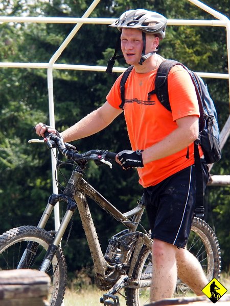 11.jpg - Jako, że zaliczamy się do grona tych, co zrobieni są ze stali :) lub przynajmniej z jakiegoś metalu :) to udaje nam się dotrzeć na bacówkę, choć końcówka żółtego szlaku jest dość konkretna.