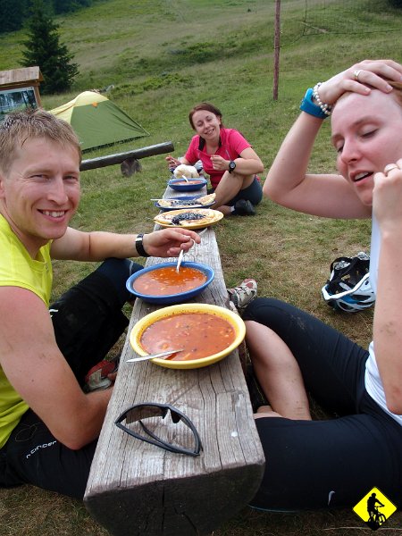 15.jpg - My jesteśmy trochę bardziej skomplikowani i jemy zupę :) Jola nawet potrafi to robić z zamkniętymi oczami. Ciekawe czy to kolejna lekcja Wojciecha. Może i ja powinienem się do niego zapisać!