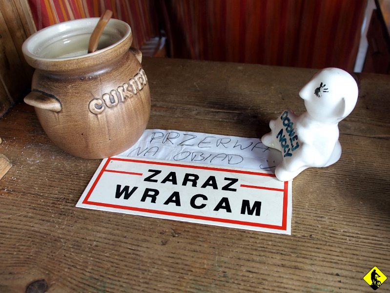 16.jpg - W Bacówce panuje sympatyczna atmosfera. Jak sobie zrobią „przerwa na obiad” żeby „zaraz wracam” to od razu życzą „dobrej nocy” i dorzucają cukier!