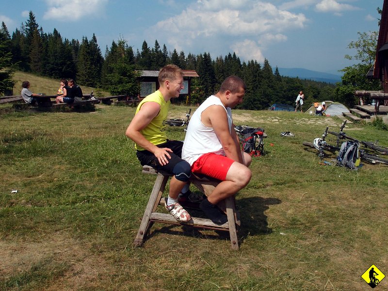 17.jpg - Jurek po wypiciu Padnij powstań zrzuca spd’y, mnie szczypią oczy, a tu trzeba się zbierać. Krótka narada, Szaman mówi, że pogoda wytrzyma, Wojtek, że jeszcze ma trochę do przekazania, a Aga dopiero się rozgrzała – więc jedziemy przez Małą Rycerzowi w kierunku Mładej Hory