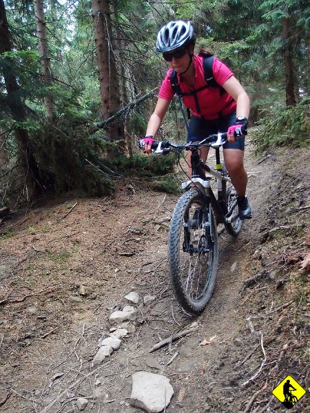 18.jpg - Tu zjazd jest dość konkretny. Jola walczy i daje radę jak na pierwszy raz w terenie!