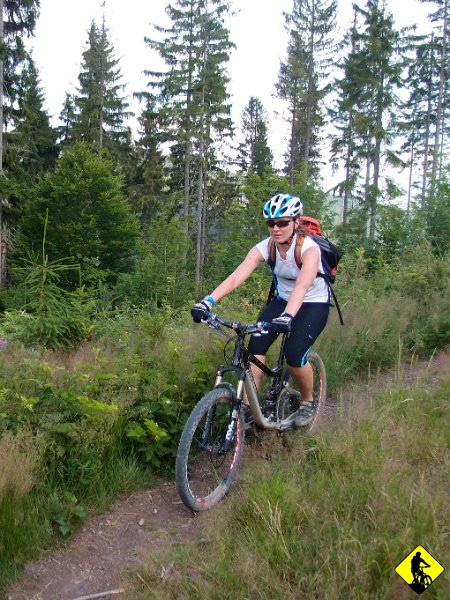 23.jpg - W większości czeka nas zjazd, więc zapowiada się fajnie! Adze cały dzień jechało się bardzo cieżko. Wtedy jeszcze nie wiedziała, że jest już dwupaczkiem lub też jak kto woli inkubatorkiem :) lub po prostu przyszłą mamą...!!!