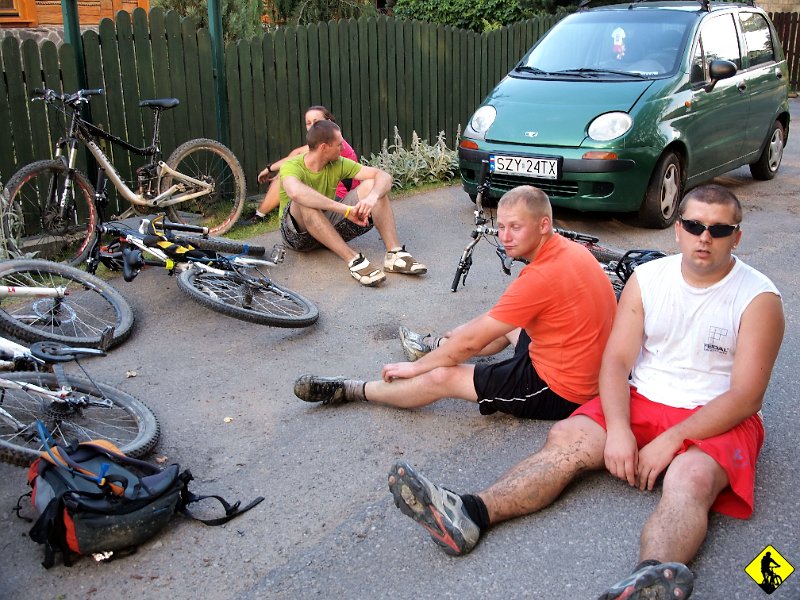 26.jpg - Z Rajczy na luzie kręcimy pod samochody w Ujsołach. Zmęczeni, ale szczęśliwi wracamy do Krakowa! Naprawdę fajny dzień! Dzięki wam! Koniec!