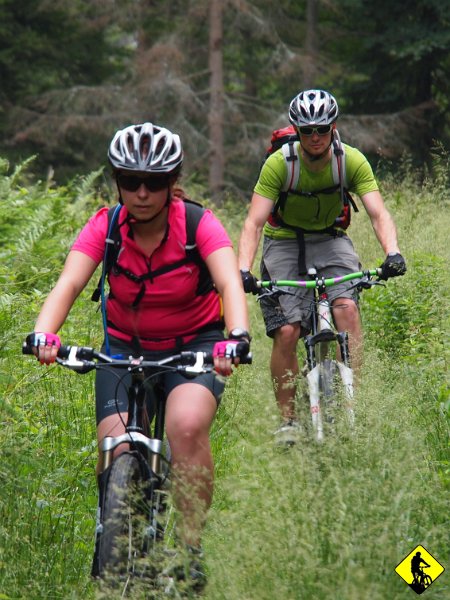 5.jpg - Pierwszy raz zabiera się z nami Jolanta, czyli Jola :) Wojtek udziela jej wartościowych rad dotyczących jazdy na rowerze w trudnym górskim terenie! Gość jest urodzonym nauczycielem – opanowany, wyrozumiały, cierpliwy. Ideał!