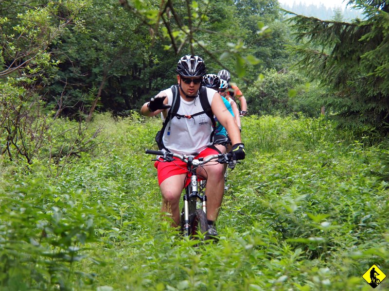 6.jpg - Jak widać szlak powoli zarasta. Mam nadzieję, że nie tylko my tędy pomykamy, bo za kilka lat może być kiepsko z przejazdem. Jest i Jurek! Witamy! Widać lekkość w jego jeździe. To połączenie Gazeli z Dzikiem nadaje mu ten charakterystyczny rytm!