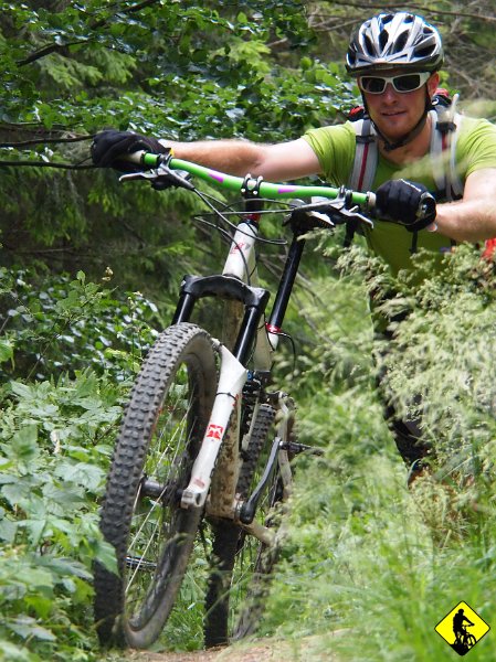 8.jpg - Belfer kozaczy zieloną kierownicą i lansuje się w lesie białymi okularami. Jego doświadczenie miażdży nas wszystkich :)