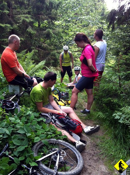 9.jpg - Piiiiiiiip. Przerwa. Trzeba coś zjeść i przetrzeć czoło, bo dzień słoneczny i ciepły. Zbliżamy się do Oszusta, który ostanio dał nam mocno w kość. Tym razem będziemy kminić jego objazd. Uprzedzę fakty, tak też zrobiliśmy – jest dość dobry trawers i dzięki niemu oszczędzamy sporo pchania, znoszenia i w ogóle energii.