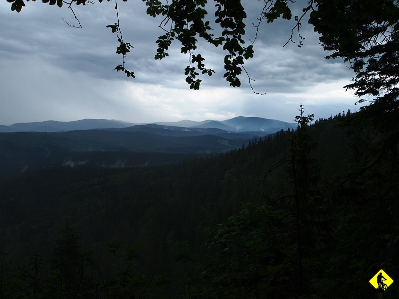 6.JPG - Pamiętam, że gdzieś pomiędzy zmywanym przez strugi deszczu potem, a wycieraniem błota z ust, obiecałem sobie, że pierwszą rzeczą jaką będę pakował na wyjazdy to pelerynka p/deszczowa! Nic takiego miało się już nie zdarzyć po pamiętnym pierwszym etapie TC.