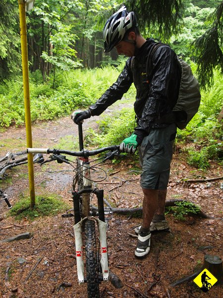 7.jpg - Trafiają się momenty kiedy przestaje padać. Wtedy też docieramy do schroniska na Rycerzowej. Wcinam jajecznicę, piszę smsa i przez okno widzę, że nadciąga kolejne gówno, które znowu zaleje okolicę. Decyzja: Zjeżdżamy do auta. Wystarczy tego na dzisiaj. Tak naprawdę to lepiej by było, gdybyśmy w ogóle tego dnia się nie wybrali.
