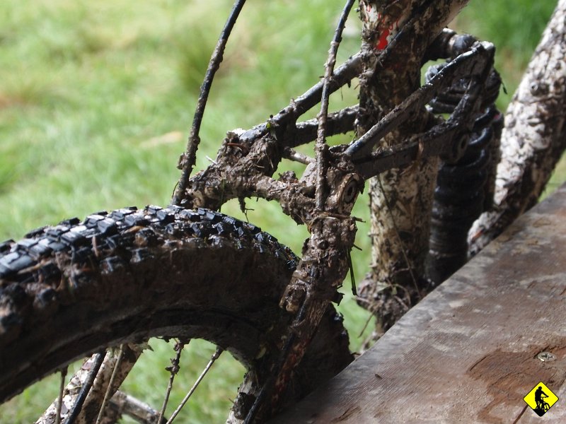 8.JPG - Już nawet nie pamiętam którym szlakiem zjechaliśmy do asfaltu. Zresztą jakie to ma znaczenie jak i tak nic nie widziałem poza moim przednim kołem. W dodatku mój przedni avid7 się ugotował, a przecież chłodzenie miał najwyższej jakości – wodne :)