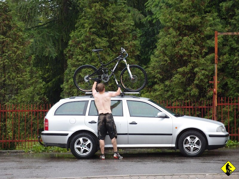 9.JPG - Pod autem został już tylko jeden mały problem. spakować się i przebrać podczas gdy, cały czas leje, stoimy pod kościołem gdzie cały czas ktoś przechodzi a ty masz wszystko kompletnie mokre i uwalone w piasko-błocie :) ehmmmm… Koniec.