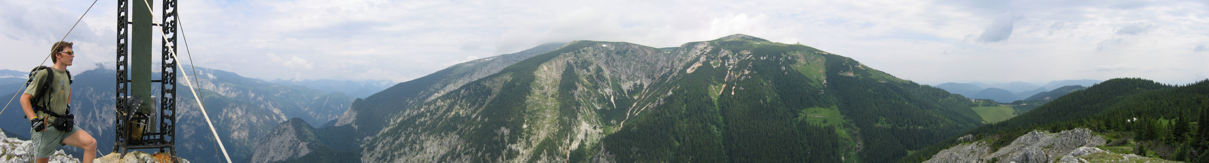 pano5.jpg - I tak oto dobiegł koniec obozu. Było bardzo sympatycznie. Straty? Mapa! Spodnie Adi-ClimaCool, koszulka Nike pro i pampers rowerowy. A ponoć można było spokojnie zostawiać rzeczy... Wszędzie znajdzie się jakiś polak! :) Wiaderko, co stało przez cały czas pod samochodem to nie ruszyli! Za rok wróce do Kaiserbrunn, ale jeszcze się zastanowię, czy na rower, czy w góry. Co warto zapamiętać? Niesamowite zmiany pogody, kąpiele w rzecze i góry! Pozdrawiam.