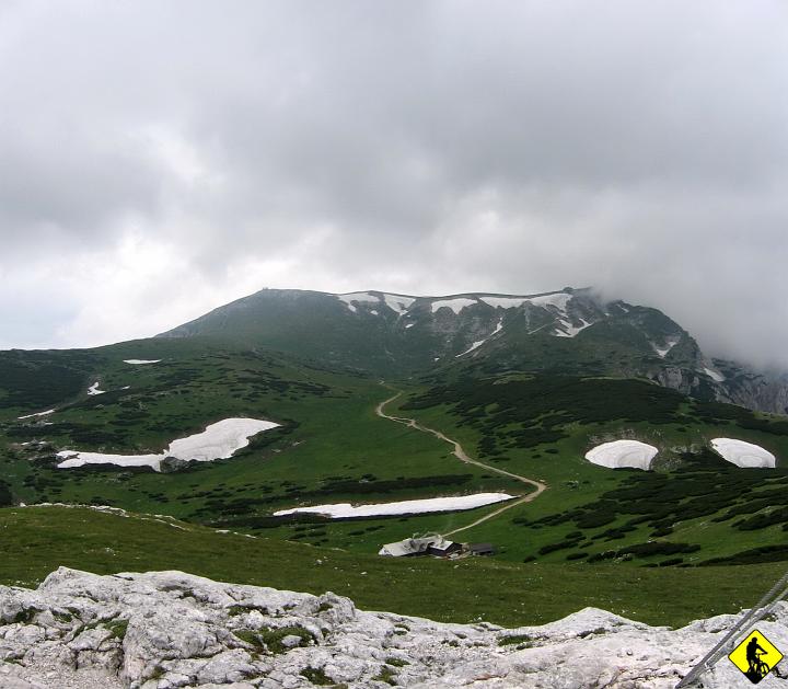 wide1.jpg - Widok na niezdobyte pasmo. Brakło ok 30-40 min, czyli mniej więcej tyle ile błądziliśmy wcześniej. Życie. Czas wracać lub raczej biec, bo na schodzenie to powinniśmy się zdecydować dużo wcześniej.
