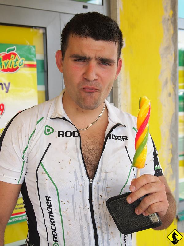 P7212070.jpg - Piotrek pozwala sobie na chwile zapomnienia...