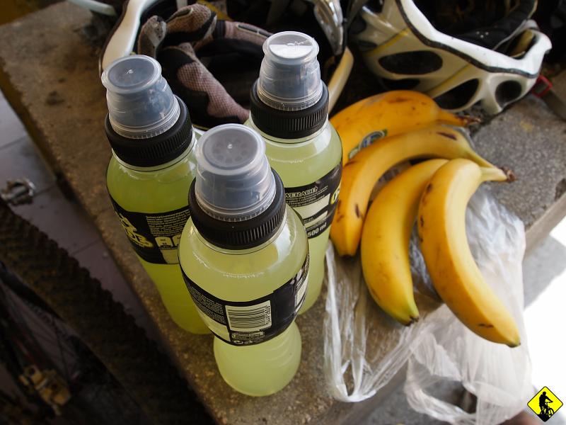 P7212072.JPG - Ja na banany i Powerade'y :) Kierujemy się czerwonym szlakiem na Chełm.